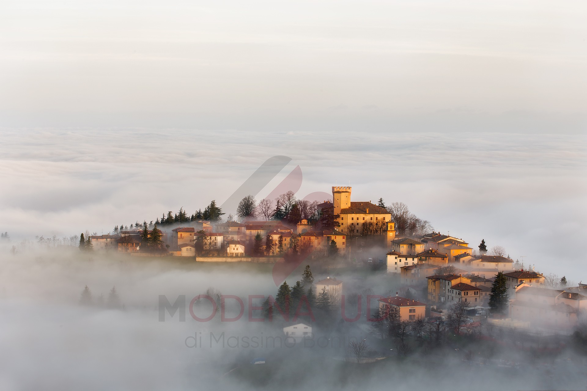 Castello di Guiglia in provincia di Modena all’alba tra la nebbia